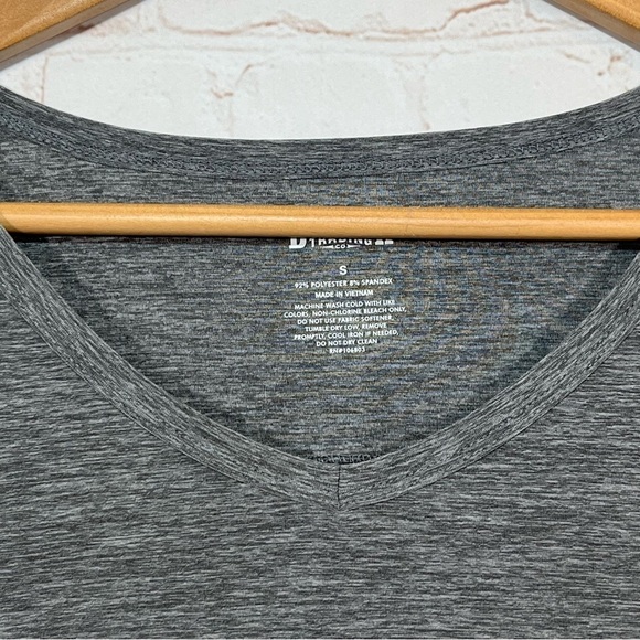 Duluth Trading Shirt Womens Small Gray Lightweight V Neck Pleated Stretch Top - Picture 4 of 9